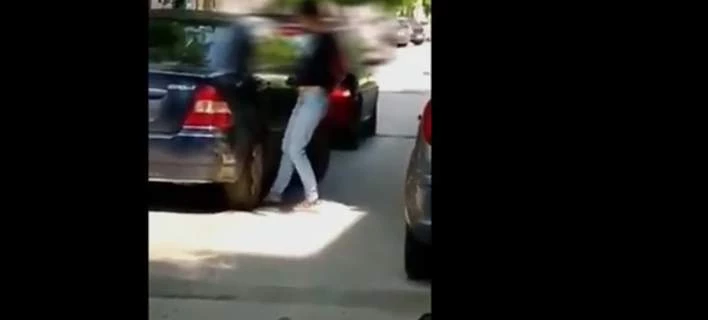 Άλλο πάλι και τούτο: Νεαρή κοπέλα βάζει το πόδι της στις ρόδες των αυτοκινήτων για να την πατήσουν – Δείτε βίντεο